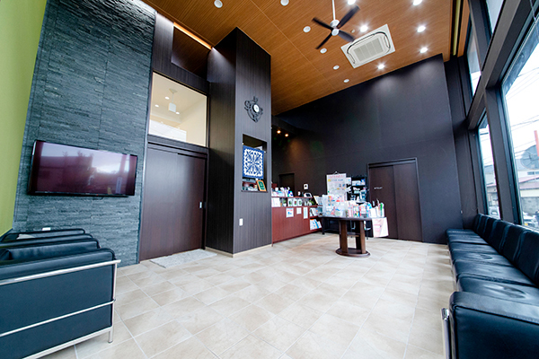 平沢歯科 秦野市 広々とした待合スペース