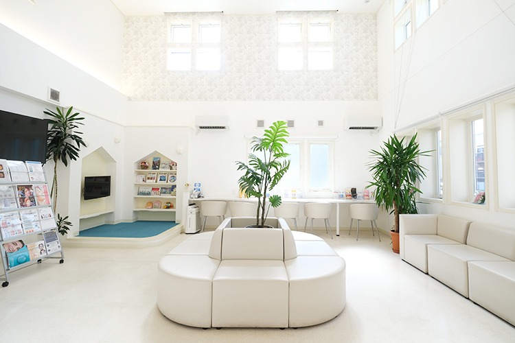 高梨医院 さいたま市浦和区 天井が高くオアシスのような院内