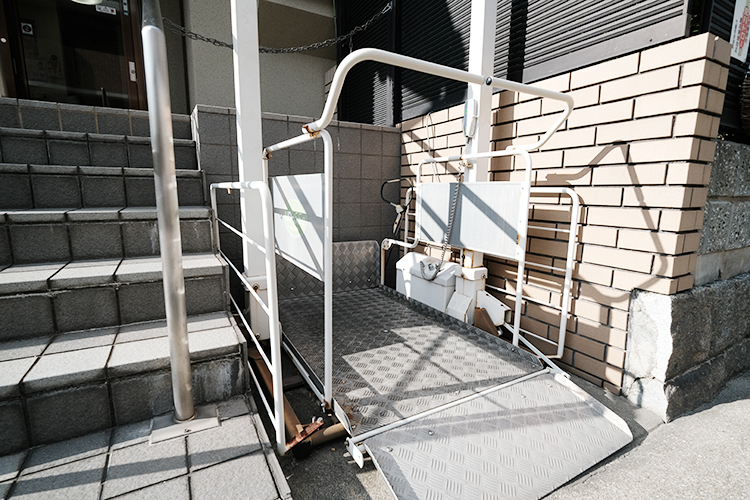 花岡歯科医院 芦屋市 車いす用のリフトも備えたバリアフリー設計