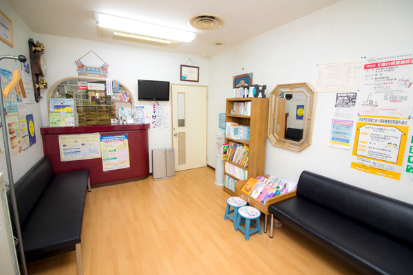 田中歯科医院 吹田市 子ども用の小さな椅子や絵本もある待合室
