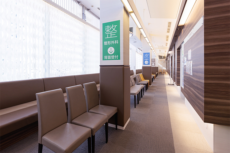 まつだ整形外科・リウマチ科 練馬区 木目を基調とした温かみのある院内