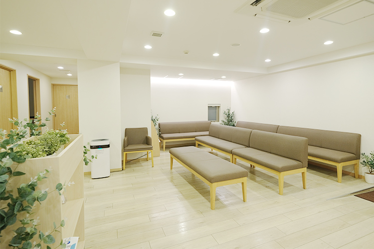 五反田駅前メンタルクリニック 品川区 やわらかな照明で照らされた待合室、ゆったりとソファーを配置