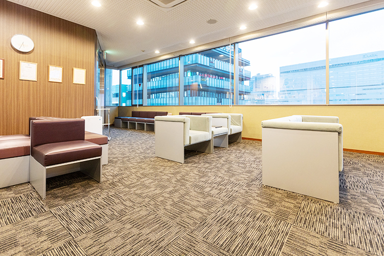 医療法人 天神総合クリニック 福岡市中央区 大きな窓から日差しがたっぷり入る温かい雰囲気の待合室