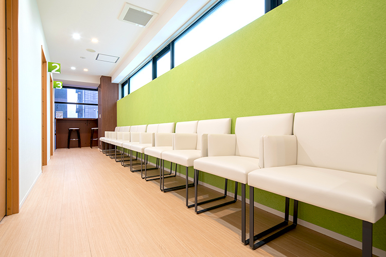 新大久保こころのクリニック 新宿区 陽の光が入り清潔な待合室
