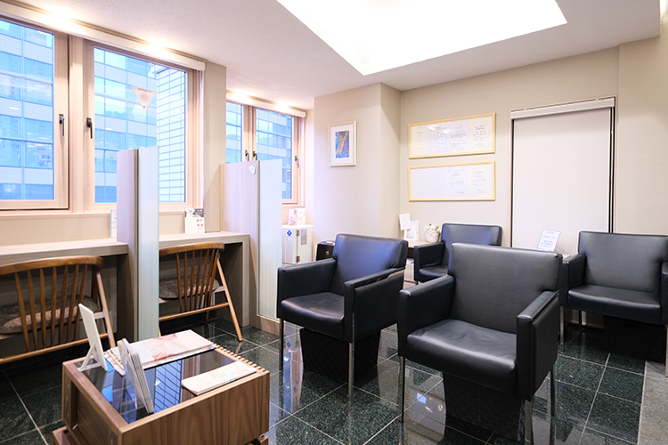 六本木スキンクリニック 港区 落ち着いた雰囲気の待合。リラックスできる空間