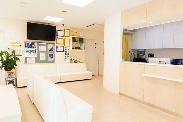 善行すずき眼科 藤沢市 白を基調とした明るい待合室