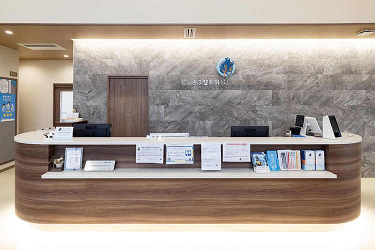 にしぎふ整形外科リハビリクリニック 岐阜市 天井が高く自然光がたっぷり入る設計