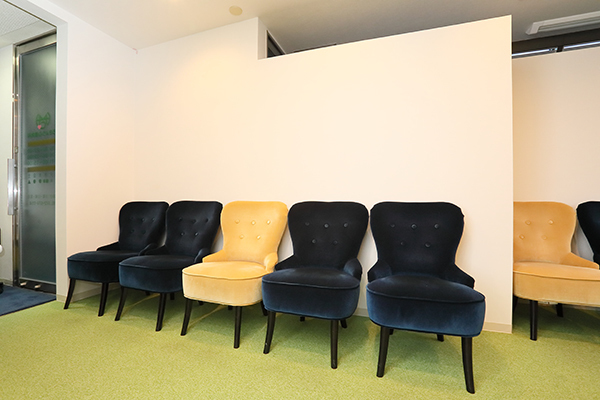 医療法人法橋心療内科 高槻市 待合室のインテリアは落ち着く色合いで構成されている