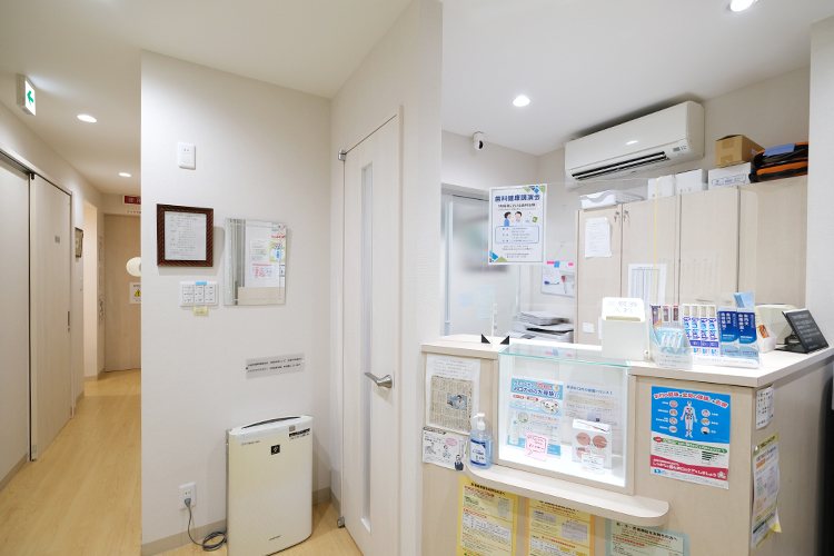 菊田歯科医院 小金井市 受付ではスタッフが丁寧に対応してくれる