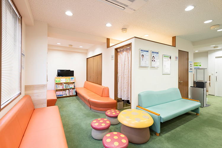 つかもと形成外科・創傷クリニック 神戸市垂水区 明るい雰囲気の待合室。キッズ用のかわいいキノコ型の椅子も