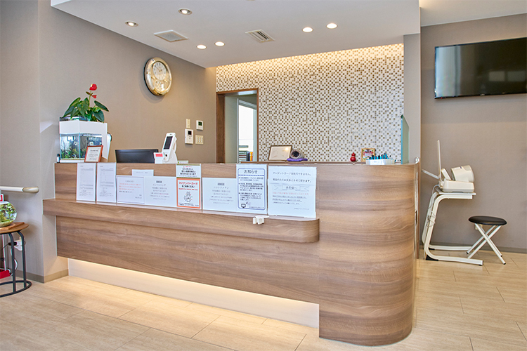 かみはらペインクリニック 三田市 スタッフが明るく出迎える