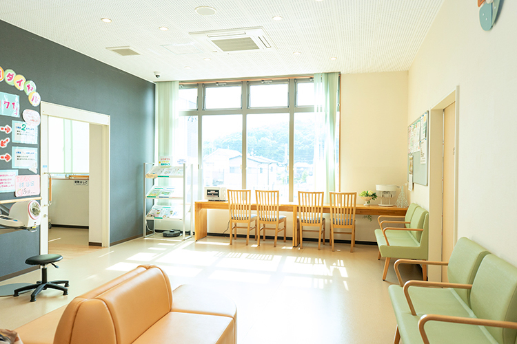 宇都宮腎内科皮膚科クリニック 宇都宮市 自然光が差し込み明るい院内
