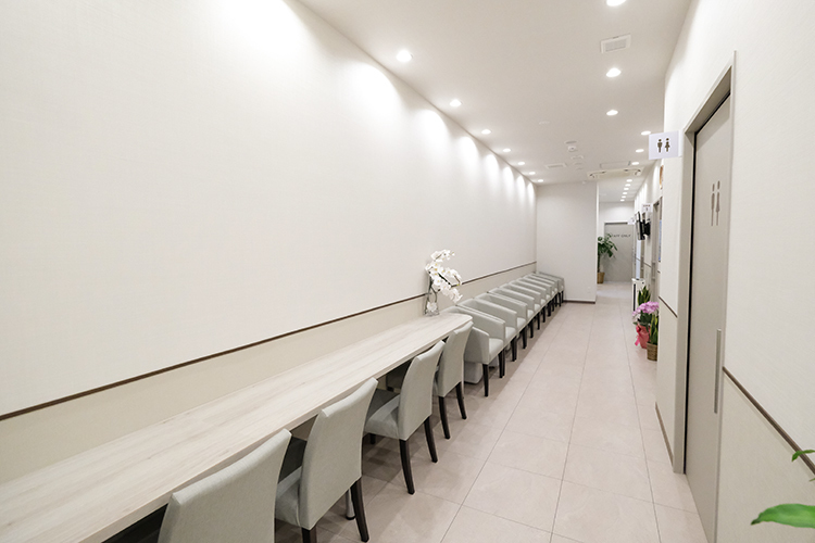 あおと内科・糖尿病クリニック 葛飾区 待ち時間も快適に過ごせるよう、院内は常に清潔に保たれている