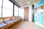 りつ小児歯科 国分寺市 自然光がたっぷり入る待合室。カラフルな色合いが印象的