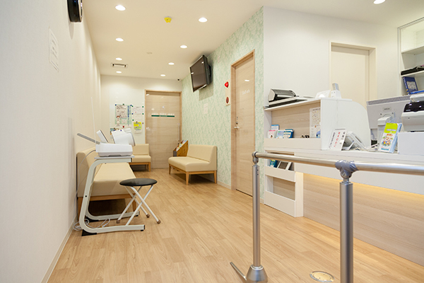 東新宿駅前クリニック 新宿区 待合室は木目調を採用した温かい雰囲気