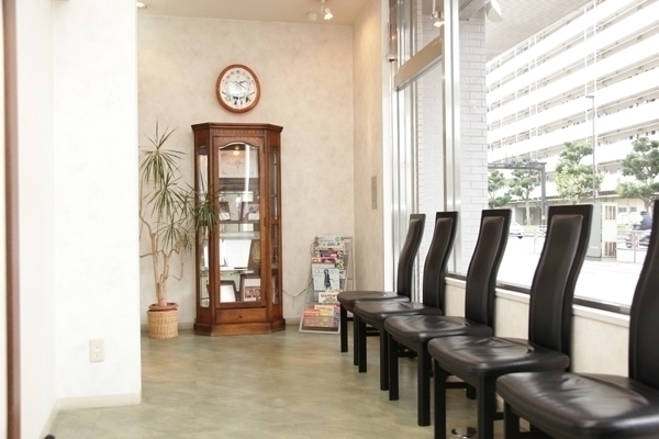 友生歯科医院 横浜市磯子区 陽光が差し込む待合室
