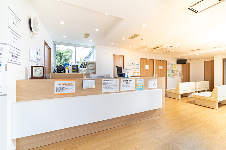 岩槻西原クリニック さいたま市岩槻区 光と緑に包まれた開放感にあふれた待合室