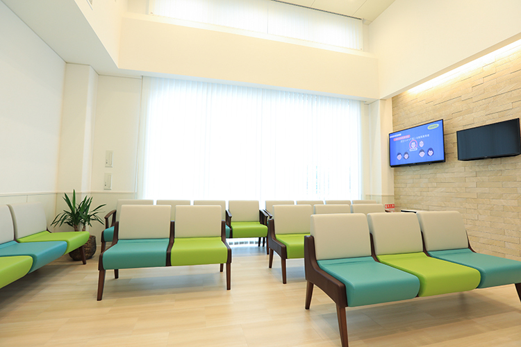 たいや内科クリニック 豊田市 落ち着いたデザインの待合スペース