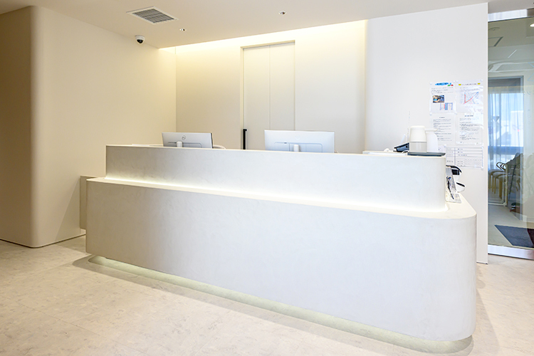神戸日帰り外科そけいヘルニアかずクリニック 神戸市中央区 白を基調にした院内は清潔感にあふれている