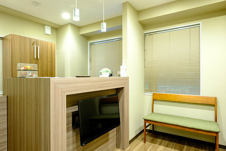 勝木デンタルクリニック 墨田区 木目調の温かい雰囲気の待合室