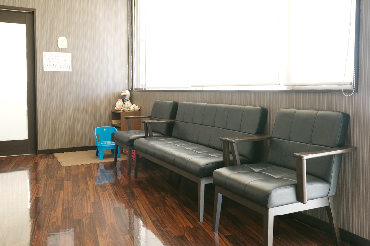 大渕歯科医院 久留米市 温かい雰囲気の待合室。一角にはキッズスペースもある