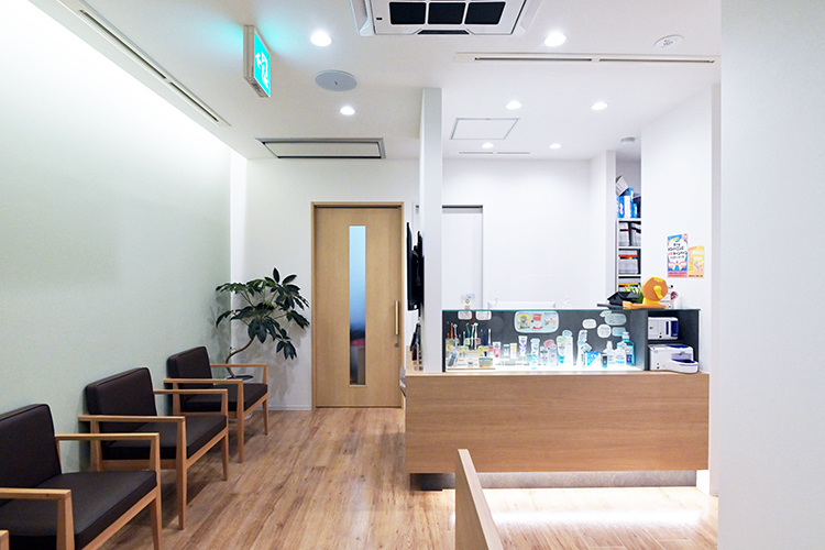 あんどう歯科クリニック 大阪市福島区 感染症対策を徹底した受付と待合室