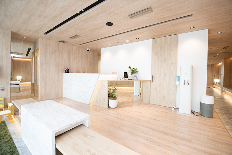 下井草さかい矯正歯科 杉並区 日の光が差し込む広々とした待合室