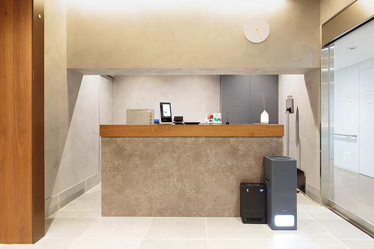 加古川駅前矯正歯科 加古川市 落ち着いた色味の受付で、スタッフが温かく迎える