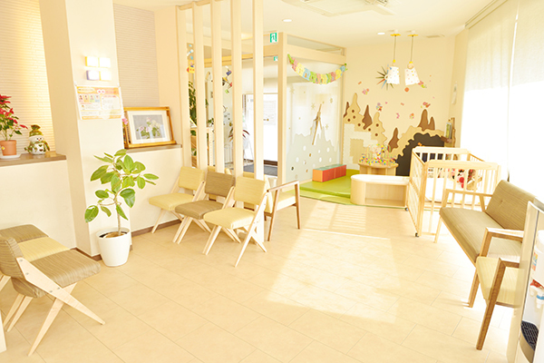 多摩ファミリークリニック 川崎市多摩区 自然光が差し込む院内。待ち時間に無料の無線LANが使用できる