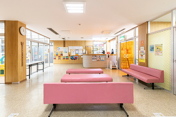 くわはらこどもクリニック 福岡市西区 黄色が基調となった待合室。広々としておりゆっくり過ごせる