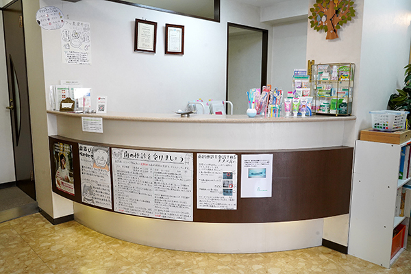 はやかわ歯科医院 豊中市 受付ではスタッフが明るく迎えてくれる