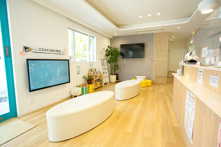 ひつじBaby＆Kids Clinic 大阪市住吉区 待ち時間に子どもが楽しめるタッチディスプレーなどを用意