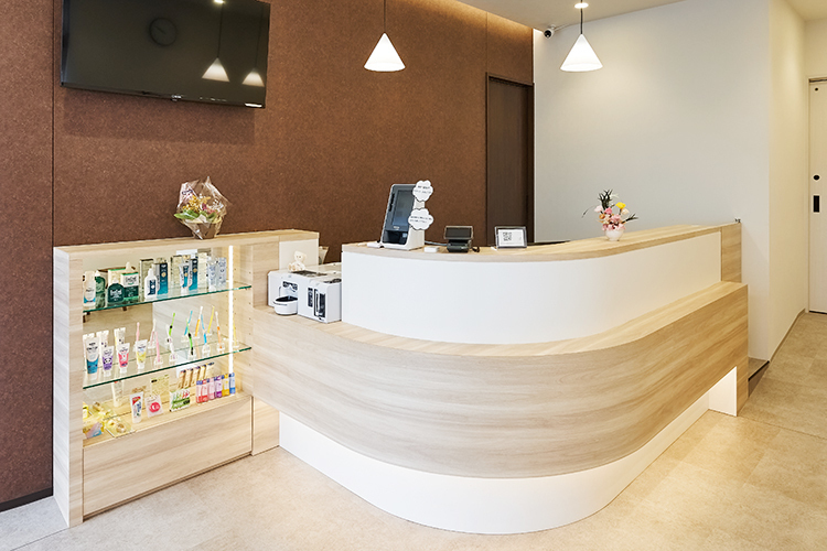 いしおか歯科医院 西東京市 木目を基調とした温かみのある院内