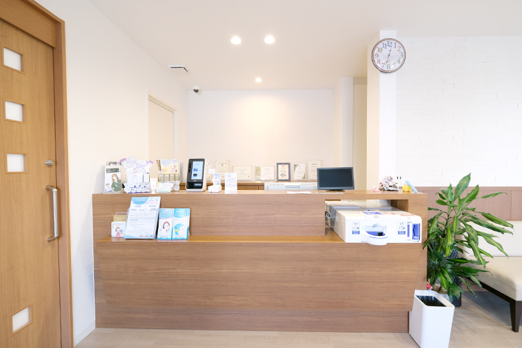 大坪歯科・矯正歯科医院 宇都宮市 受付では、明るい雰囲気で迎えてくれる