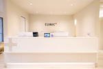 クリニックプラス立川 立川市 白を基調とした明るい雰囲気の院内