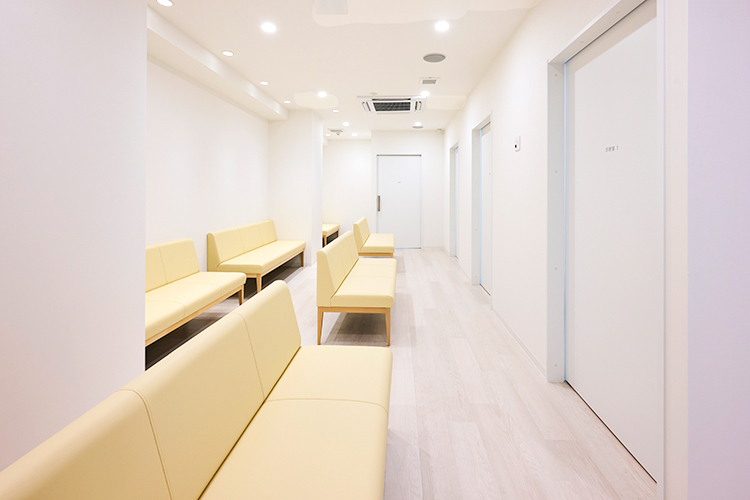 クリニックプラス亀戸 江東区 白と淡い木目を基調とした清潔感のある院内