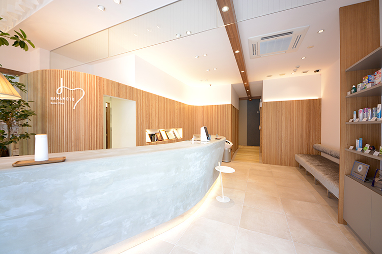 はまもと歯科クリニック 広島市中区 広々とした受付カウンターはリラックスできる空間になっている