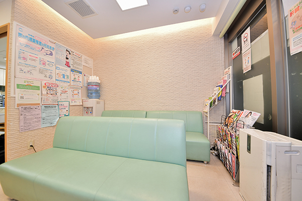 おおたに内科医院 茨木市 清潔感のある待合室