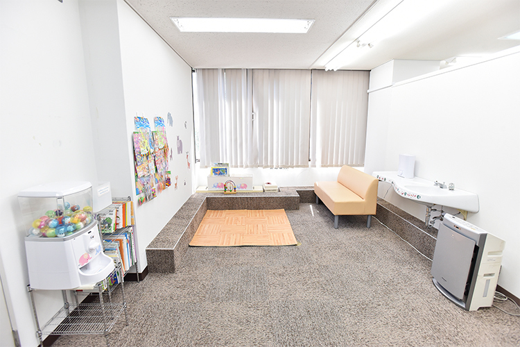 岡部こども歯科医院 八王子市 キッズスペースやカプセルトイの設置など、親子で通いやすい同院