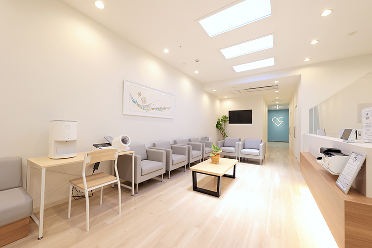 吹田SST野中クリニック 吹田市 白とブルーを基調とし、広く明るい清潔感のある院内