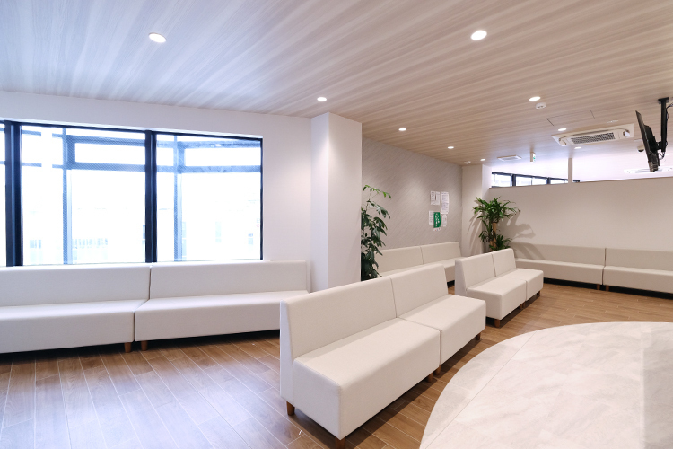 緒方整形外科医院 吹田市 木目と白を基調たした清潔感のある院内