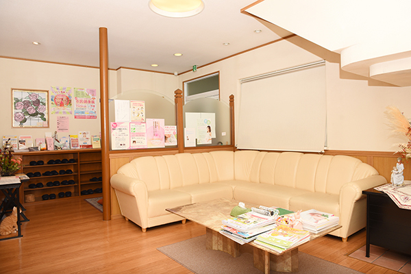 吉村レディースクリニック 豊中市 待合室は木目調のリビングのような空間
