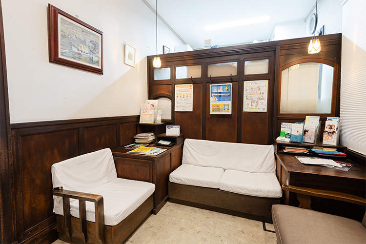 西田歯科医院 神戸市中央区 応接室さながらの落ち着いた待合スペース