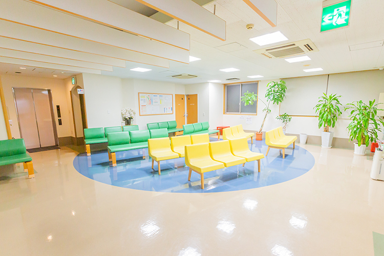 山田整形外科 福岡市中央区 広い院内には、痛みを抱える患者への配慮があふれる