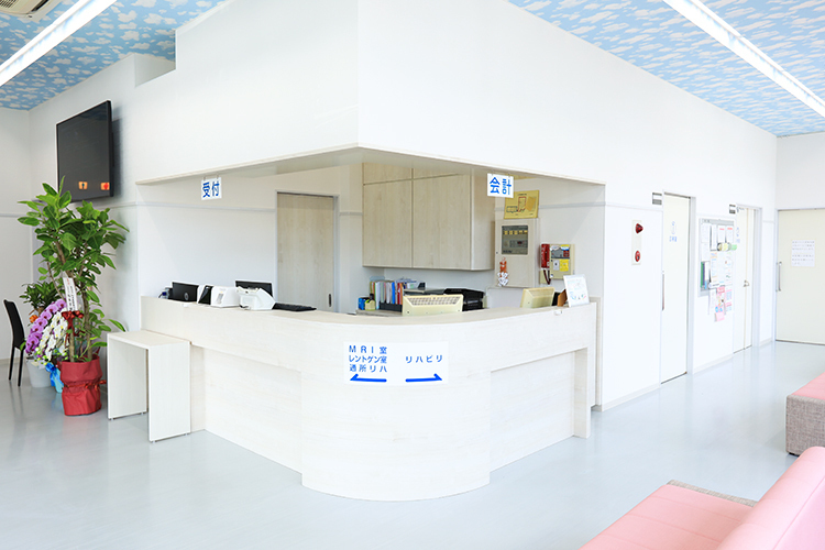 おかざきいしむら整形外科 岡崎市 ピンク・白・青を基調とし、改装された院内は清潔感が漂う