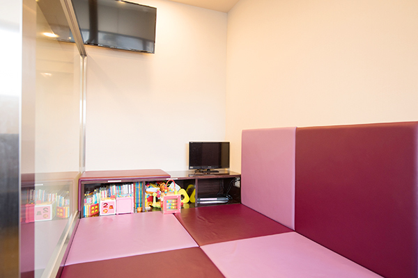 美和レディースクリニック 大和市 待合室にはキッズスペースがある