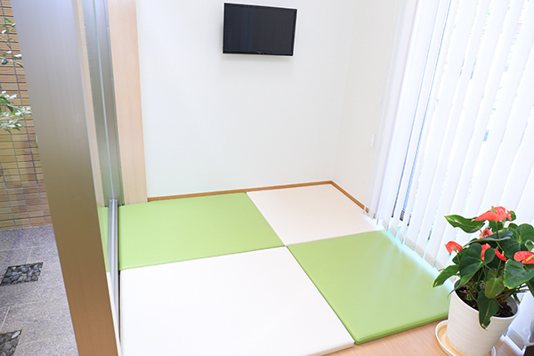 岩瀬医院 岡崎市 キッズスペースも設けられ子連れでもかかりやすくなっている