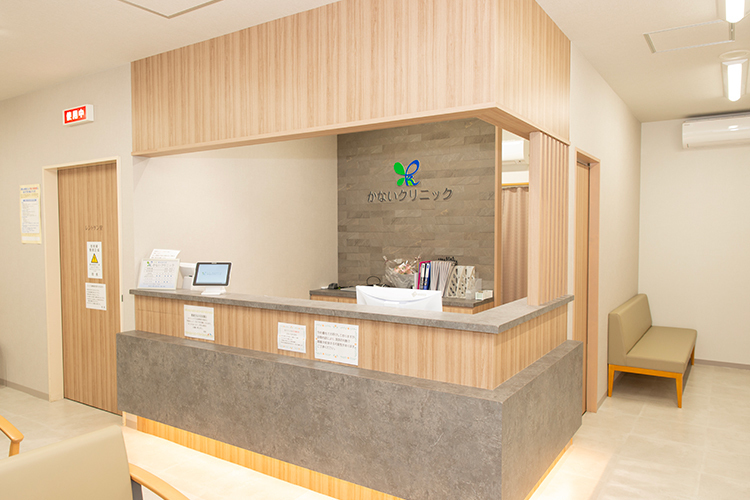 かないクリニック 東大阪市 木目調で温かな雰囲気の院内
