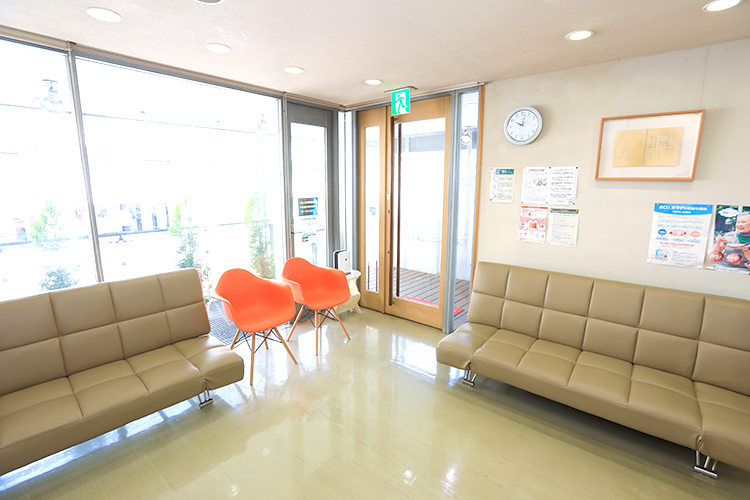 加藤歯科クリニック 名古屋市瑞穂区 大きいソファーでゆったりくつろげる待合室