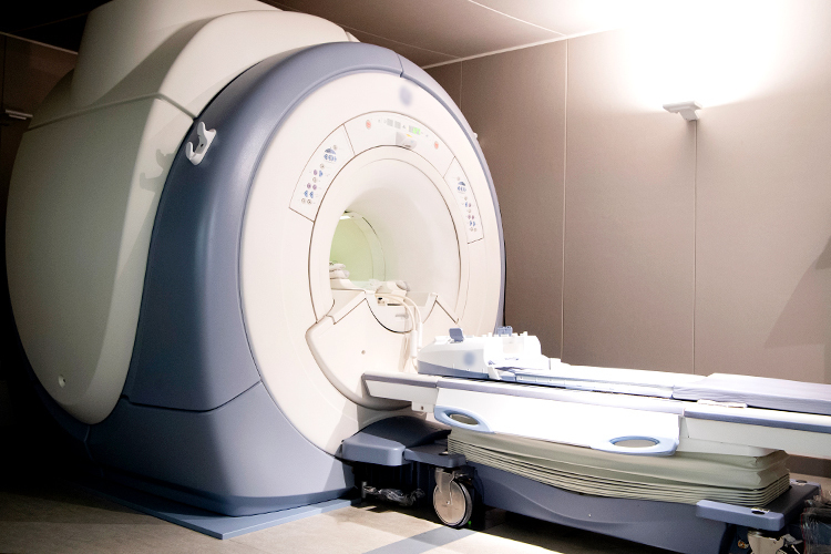 横浜脳神経内科 横浜市神奈川区 医師と検査技師が連携して、精密なMRI検査の実施をめざす